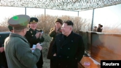 មេដឹកនាំ​កូរ៉េ​ខាងជើង​ លោក Kim Jong Un និយាយ​ទៅ​កាន់​ក្រុម​មន្រ្តី​របស់​ខ្លួន​ខណៈ​ពេល​ដែល​លោក​ធ្វើ​ទស្សនៈកិច្ច​ការ​បាញ់​​មីស៊ីល​ប្រឆាំង​នាវា​ចម្បាំង​សាកល្បង​ដែល​នឹង​ត្រូវ​បំពាក់​នៅ​ក្នុង​មូលដា្ឋន​កងទ័ព​ជើង​ទឹក​របស់​កូរ៉េ​នៅ​ក្នុង​ទីក្រុង​ព្យុងយ៉ាង​ កាលពី​ថ្ងៃទី៧ ខែកុម្ភៈ ឆ្នាំ២០១៥។