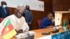Signature entre la partie Cameroun (à gauche) et la Banque africaine de développement (à droite) de l’accord financier pour la construction de la ring road , le 18 juin 2021 (VOA/Emmanuel Jules Ntap)