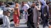 Seorang anggota pasukan Taliban menodongkan senjatanya ke pengunjuk rasa, ketika para demonstran Afghanistan di Kabul, Afghanistan 7 September 2021. (Foto: Reuters)