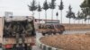 Combatientes rebeldes sentados en un vehículo en el campo de Homs, después de que los rebeldes sirios impulsaran su avance relámpago el sábado, diciendo que habían capturado la mayor parte del sur en Siria, 7 de diciembre de 2024. REUTERS
