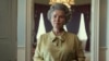 Esta imagen difundida por Netflix muestra a Imelda Staunton como la reina Isabel en "The Crown". La aclamada serie de Netflix sobre la reina Isabel II y su familia, ha pausado su producción debido a la muerte de la monarca. (Alex Bailey/Netflix vía AP)