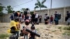 Figuras en plastilina se mezclan en una escena real en la que migrantes venezolanos se preparan para empezar su viaje hacia el Tapón del Darién. _Foto Cortesía: Édgar Álvarez @seloexplicoconplastilina]