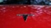 Logo Tesla tersemat pada sebuah kendaraan di Austin, Texas, pada 22 Februari 2023. (Foto: AP/Eric Gay)