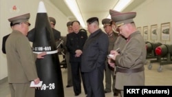 視頻截圖顯示北韓領導人金正恩在一個沒有披露的地點視察核彈頭。（2023年3月28日）