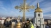 Radnici postavljaju obnovljeni krst na kupolu Katedrale sveta Sofija u Kijevu, 21. decembra 2023.