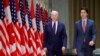 El presidente estadounidense Joe Biden y el primer ministro canadiense Justin Trudeau hablan mientras asisten a un discurso ante el Parlamento canadiense, en Ottawa, Canadá, el 24 de marzo de 2023. 