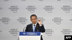 Perdana Menteri China Li Qiang berbicara dalam pembukaan Forum Ekonomi Dunia di Dalian, provinsi Liaoning, China, pada 25 Juni 2024. (Foto: AFP/Pedro Pardo)