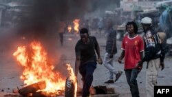 Wafuasi wa kiongozi wa upinzani nchini Kenya Raila Odinga wakiwasha moto barabarani jijini Nairobi, Kenya March 27, 2023