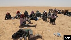 Wahamiaji kutoka kusini mwa jangwa la Sahara kwenye mpaka wa mji wa Al-Assah. July 16, 2023. 