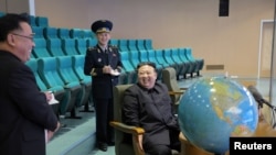 在朝中社2023年11月25日發布的這張照片中，北韓領導人金正恩訪問美國國家航空航天技術局視察偵察衛星的準備情況，並觀看諜衛星拍攝的照片。 （路透社照片）