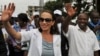 Mke wa rais wa Gabon aliyepinduliwa Sylvia Valentin (kushoto) akiwa Libreville Agosti 27, 2009. Picha na Issouf SANOGO / AFP. 