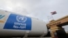 Chiếc xe tải mang logo của UNRWA tại cửa khẩu biên giới Rafah giữa Ai Cập và Dải Gaza, trong thời gian ngừng bắn tạm thời giữa Hamas và Israel, ngày 27 tháng 11 , 2023.