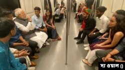 প্রধানমন্ত্রী মোদী উঠলেন দিল্লি মেট্রোয়, শুনলেন নিত্যযাত্রীদের কথা