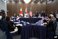 南韓新任特使金健（中）在首爾與日本核問題特使船越健裕和美國的北韓特別代表金聖出席的美日韓三方會談上講話。 （2023年4月7日）