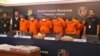 Sebanyak 12 tersangka yang terlibat dalam sindikat TPPO Penjualan Organ Ginjal dibawa oleh Polisi kepada wartawan dalam konferensi pers, Kamis (20/7) di Polda Metro Jaya, Jakarta. (Ilustrasi/VOA/Indra Yoga)
