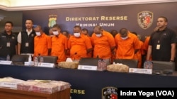 Sebanyak 12 tersangka yang terlibat dalam sindikat TPPO Penjualan Organ Ginjal dibawa oleh Polisi kepada wartawan dalam konferensi pers, Kamis (20/7) di Polda Metro Jaya, Jakarta. (Ilustrasi/VOA/Indra Yoga)

