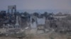 Izreaelska zastava viori se na ruševinama u Gazi, tokom rata Izraela i palestinske islamističke grupe Hamas, gledano iz Izraela, 13. februara 2024.