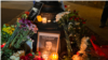កម្រងផ្កា​សម្រាប់​លោក Alexei Navalny នៅមុខ​ស្ថានទូត​រុស្ស៊ី​ក្នុងរដ្ឋធានីវ៉ាស៊ីនតោន​នៅថ្ងៃទី១៦ ខែកុម្ភៈ ឆ្នាំ២០២៤។ (រូបថតផ្តល់ឱ្យដោយ Alexey Gorbachev)