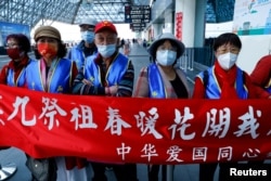 支持台灣前總統馬英九訪問中國大陸的民眾在台北桃園機場外拉橫幅支持。（2023年3月27日）
