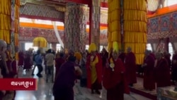 མོན་གྱི་སྤྲུལ་སྐུ་ལྷ་རྒྱལ་རིན་པོ་ཆེར་དགའ་ལྡན་དུ་ཁྲི་འདོན་མཛད། 