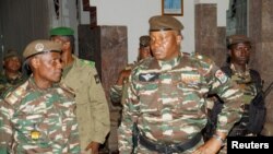Jenerali Abdourahmane, kiongozi mpya wa Niger, apowasili kukutana na mawaziri huko Niamey, Niger Julai 28, 2023. Picha na REUTERS/Balima Boureima. 