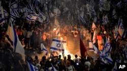 Waisraeli wanaopinga mpango wenye utata wa waziri mkuu Benjamin Netanyahu wa kufanyia marekebisho mfumo wa mahakama waandamana mjini Tel Aviv baada ya Netanyahu kumfuta kazi waziri wake wa ulinzi, Machi 26, 2023.