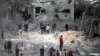 Warga Palestina memeriksa kerusakan rumah yang hancur akibat serangan udara Israel di kota Khan Younis, Jalur Gaza selatan, 22 November 2023. (Foto: AP)
