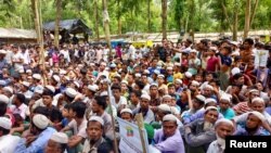 ২০১৭ সালে সামরিক দমন অভিযান থেকে বাঁচতে প্রতিবেশী দেশ মিয়ানমার থেকে পালিয়ে আসার পঞ্চম বার্ষিকী উপলক্ষ্যে রোহিঙ্গা শরণার্থীরা বাংলাদেশের কক্সবাজারের কুতুপালং শরণার্থী শিবিরে জড়ো হচ্ছে। ২৫ আগস্ট, ২০২২। ফাইল ছবি। 