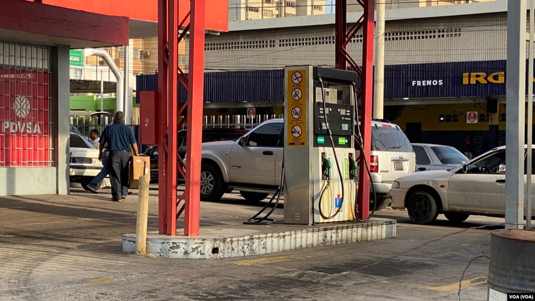 Varios vehículos hacen fila dentro y fuera de una estación de servicio del norte de Maracaibo, la mañana de este martes 18 de junio de 2024.