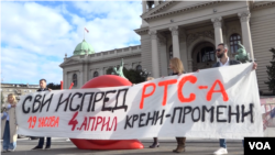 Para aktivis berdemo di depan Gedung Majelis Serbia di Beograd, untuk memprotes kebijakan pemerintah terkait penambangan litium oleh perusahaan tambang Rio Tinto, 2 April 2024.