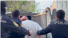 "Meclis.info"nun rəhbəri İmran Əliyev barəsində həbs qətimkan tədbiri seçildikdən sonra polis maşınına mindirilərkən. (19 aprel 2024-cü il)