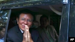 কম্বোডিয়ার ন্যাশনাল রেস্কিউ পার্টির প্রতিষ্ঠাতা কেম সোখা কম্বডিয়ার নম পেনে তার বাড়ির সামনে গাড়ির ভেতর থেকে শুভেচ্ছা জানাচ্ছেন; ৩ মার্চ, ২০২৩।