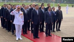 中国国家主席习近平在对越南访问期间出席在胡志明陵墓举行的敬献花圈仪式。(2023年12月13日)