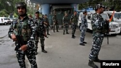 ভারতের শ্রীনগরে স্বাধীনতা দিবস উদযাপনের স্থানের কাছে ভারতীয় নিরাপত্তা বাহিনীর কর্মীরা পাহারা দিচ্ছে। ১৫ আগস্ট, ২০২২। ফাইল ছবি।