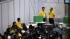 Para kandidat menunggu giliran untuk menjalankan hak pilih di pemilihan senator Thailand di Bangkok, Thailand, Rabu, 26 Juni 2024. (Foto: Lilian Suwanrumpha/AFP)