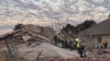 Waokoaji wakiwa katika eneo la jengo lililoporomoka huko George, Mei 7, 2024. Willie van Tonder / AFP. 