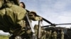 ARCHIVO - Soldados abordan un helicóptero antes de partir desde una base militar en San Vicente del Caguán, al sur de Colombia, hacia Alto Guaduas, estado de Caquetá, en febrero de 2010.