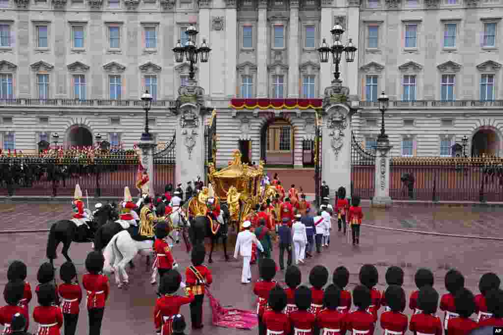 ព្រះមហាក្សត្រ Charles ទី៣ និងព្រះមហេសី Camilla យាងមកដល់ព្រះបរមរាជវាំង Buckingham ក្រោយព្រះរាជពិធីឡើងគ្រងរាជ្យសម្បត្តិព្រះមហាក្សត្រ Charles ទី៣ នៅព្រះវិហារ Westminster Abbey ក្នុងក្រុងឡុងដ៍ថ្ងៃសៅរ៍ ទី ៦ ខែឧសភា ឆ្នាំ២០២៣។