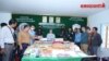 ក្នុង​រូបថត​ចែកផ្សាយ​ដោយ​​អគ្គស្នងការដ្ឋាន​នគរបាល​ជាតិ​ មន្ត្រី​បង្ហាញ​គ្រឿង​ញៀន​ជាង​១០០​គីឡូក្រាម​និង​ជន​សង្ស័យ​៣​រូប​ដែល​ត្រូវ​​បាន​ឃាត់ខ្លួន។ (​​ហ្វេសប៊ុក/អគ្គស្នងការដ្ឋាន​នគរបាល​ជាតិ​)