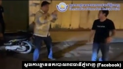 រូបថតដែលត្រូវបានបង្ហោះនៅលើទំព័រហ្វេសប៊ុកស្នងការដ្ឋាននគរបាលរាជធានីភ្នំពេញ នៅថ្ងៃទី១៤ ខែសីហា ឆ្នាំ២០២៣ បង្ហាញពីការប្រឈមមុខគ្នារវាងបុរសម្នាក់ដែលបានបើករថយន្ត PRIUS និងបុរសម្នាក់ទៀតដែលត្រូវបានគេរាយការណ៍ថាជាអធិការរងនគរបាលខណ្ឌចំការមន។ (ហ្វេសប៊ុក/ ស្នងការដ្ឋាននគរបាលរាជធានីភ្នំពេញ)