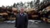 Кір Стармер, лідер Лейбористської партії Великої Британії, біля цивільних автомашин знищених внаслідок російського наступу в місті Ірпінь під Києвом під час його візиту в Україну 16 лютого 2023 р.
