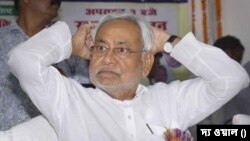 ভারতে বিহারের মুখ্যমন্ত্রী নীতীশ কুমার মর্নিং ওয়াক-এর সময় আচমকা বাইকবাজদের নিশানায়