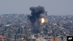 Moshi na moto ukifuka kufuatia shambulizi la angani lililofanywa na jeshi la Israeli huko Mji wa Gaza Mei 10, 2023.