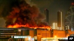 Moto mkubwa waonekana juu ya jumba la tamasha mjini Moscow, Crocus City Hall, lililoshambuliwa na watu wenye silaha, Machi 22, 2024. Picha ya AP