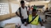 Un agent électoral documente les chiffres obtenus après le dépouillement des votes dans un bureau de vote à Lomé le 22 février 2020, lors des élections présidentielles. AFP / Pius Utomi Ekpei
