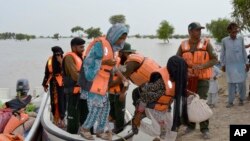 পাকিস্তানের পাঞ্জাব প্রদেশের পাকপত্তন জেলার বন্যাকবলিত এলাকা থেকে উদ্ধারকর্মীরা গ্রামবাসীদের নৌকা করে সরিয়ে নিচ্ছেন।