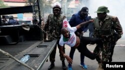 La police arrête l'activiste kenyan Boniface Mwangi lors d'une manifestation anti-gouvernementale à la suite d'émeutes meurtrières en raison d'un projet de loi prévoyant des hausses d'impôts. Nairobi, 25 juillet 2024. Reuters / Thomas Mukoya 