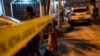 Los residentes pasan junto a la cinta policial que marca la escena del crimen para llegar a su casa en Durán, la ciudad cercana a Guayaquil, Ecuador, después de la medianoche del 28 de septiembre de 2023. 
