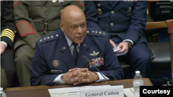 美國戰略司令部司令、空軍上將安東尼·J·科頓(General Anthony J. Cotton)在《2024 財年戰略力量態勢聽證會》上作證。（國會眾議院軍委會聽證會截圖）