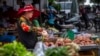 រូបឯកសារ៖ ស្ត្រីម្នាក់កំពុង​លក់​មាន់​នៅ​ក្នុង​ផ្សារមួយ​នៅ​រាជធានីភ្នំពេញ កាលពីថ្ងៃទី១០ ខែវិច្ឆិកា ឆ្នាំ២០២២។
